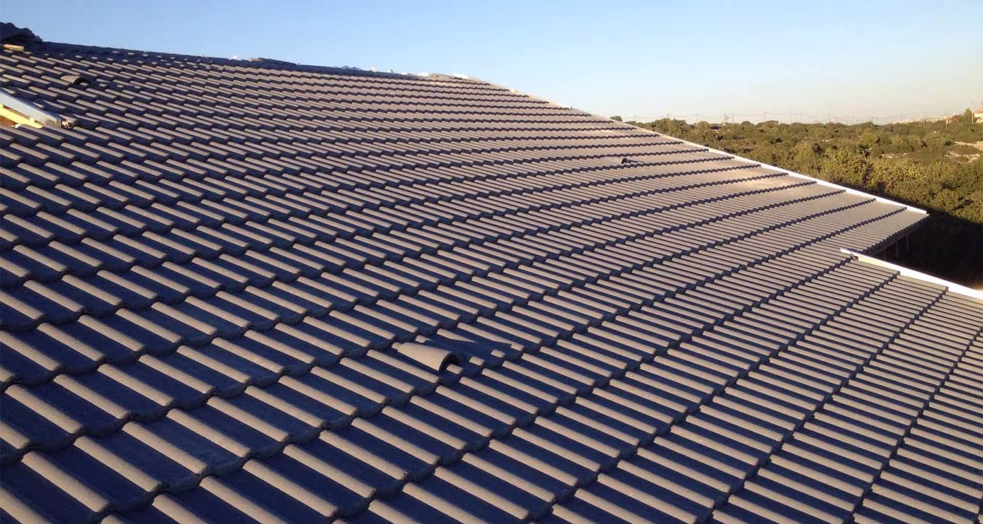 חצר פתוחה ללא הצללה לפני בניית פרגולה